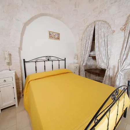Trulli Arco Antico * لوكوروتوندو